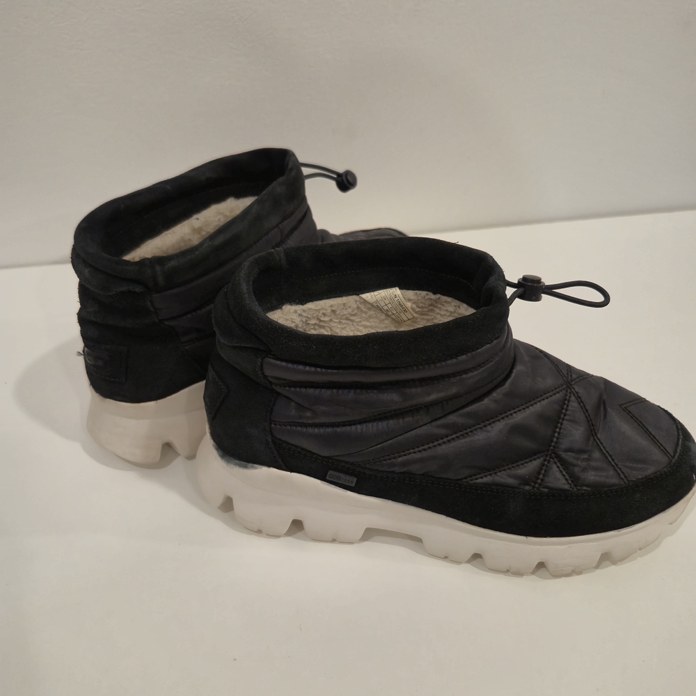 UGG Black and Cream Ankle Boots,sz9